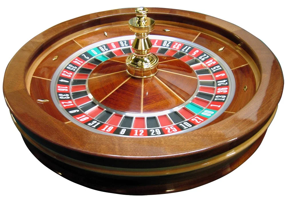 Rueda de ruleta europea girando con bola en movimiento